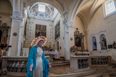 San Bartolomeo Apostolo 'nun ana kilisesi. Eskiden Cielo 'daki S. Maria Assunta' ya adanmıştı. Şekli bir Latin haçı, üç göbeği iki sıra sütunla ayrılmış..