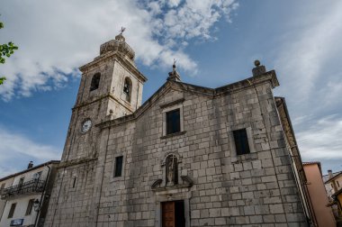 San Bartolomeo Apostolo 'nun ana kilisesi. Eskiden Cielo 'daki S. Maria Assunta' ya adanmıştı. Şekli bir Latin haçı, üç göbeği iki sıra sütunla ayrılmış..