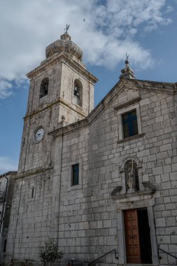 San Bartolomeo Apostolo 'nun ana kilisesi. Eskiden Cielo 'daki S. Maria Assunta' ya adanmıştı. Şekli bir Latin haçı, üç göbeği iki sıra sütunla ayrılmış..