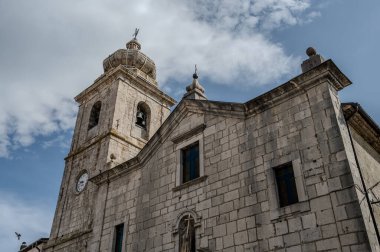 San Bartolomeo Apostolo 'nun ana kilisesi. Eskiden Cielo 'daki S. Maria Assunta' ya adanmıştı. Şekli bir Latin haçı, üç göbeği iki sıra sütunla ayrılmış..