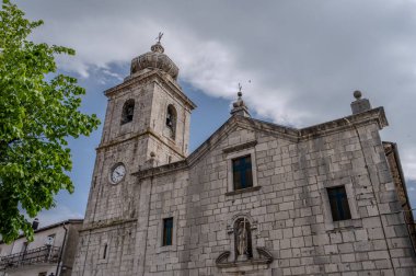 San Bartolomeo Apostolo 'nun ana kilisesi. Eskiden Cielo 'daki S. Maria Assunta' ya adanmıştı. Şekli bir Latin haçı, üç göbeği iki sıra sütunla ayrılmış..