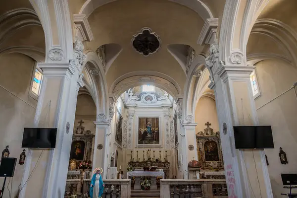 San Bartolomeo Apostolo 'nun ana kilisesi. Eskiden Cielo 'daki S. Maria Assunta' ya adanmıştı. Şekli bir Latin haçı, üç göbeği iki sıra sütunla ayrılmış..