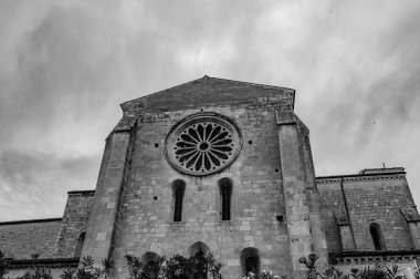 Santa Maria de Arabona, Manoppello belediyesinde (PE) 12. yüzyılın sonlarına dayanan ve 1902 yılında ulusal anıt ilan edilen bir manastır..