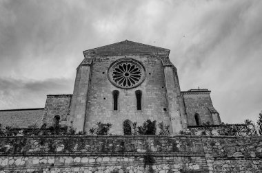 Santa Maria de Arabona, Manoppello belediyesinde (PE) 12. yüzyılın sonlarına dayanan ve 1902 yılında ulusal anıt ilan edilen bir manastır..