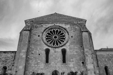 Santa Maria de Arabona, Manoppello belediyesinde (PE) 12. yüzyılın sonlarına dayanan ve 1902 yılında ulusal anıt ilan edilen bir manastır..