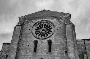Santa Maria de Arabona, Manoppello belediyesinde (PE) 12. yüzyılın sonlarına dayanan ve 1902 yılında ulusal anıt ilan edilen bir manastır..