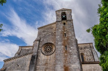 Santa Maria de Arabona, Manoppello belediyesinde (PE) 12. yüzyılın sonlarına dayanan ve 1902 yılında ulusal anıt ilan edilen bir manastır..