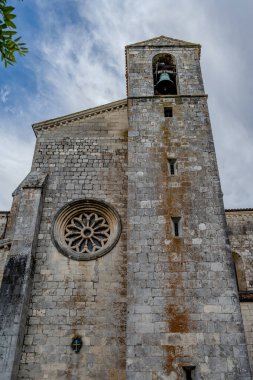 Santa Maria de Arabona, Manoppello belediyesinde (PE) 12. yüzyılın sonlarına dayanan ve 1902 yılında ulusal anıt ilan edilen bir manastır..