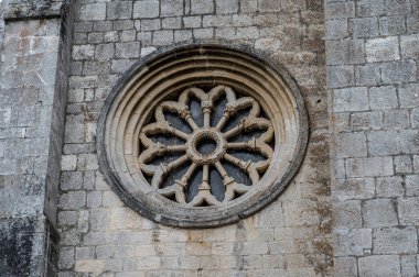 Santa Maria de Arabona, Manoppello belediyesinde (PE) 12. yüzyılın sonlarına dayanan ve 1902 yılında ulusal anıt ilan edilen bir manastır..