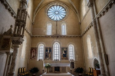 Santa Maria de Arabona, Manoppello belediyesinde (PE) 12. yüzyılın sonlarına dayanan ve 1902 yılında ulusal anıt ilan edilen bir manastır..