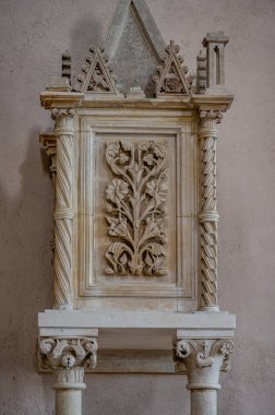 Santa Maria de Arabona, Manoppello belediyesinde (PE) 12. yüzyılın sonlarına dayanan ve 1902 yılında ulusal anıt ilan edilen bir manastır..