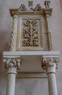 Santa Maria de Arabona, Manoppello belediyesinde (PE) 12. yüzyılın sonlarına dayanan ve 1902 yılında ulusal anıt ilan edilen bir manastır..