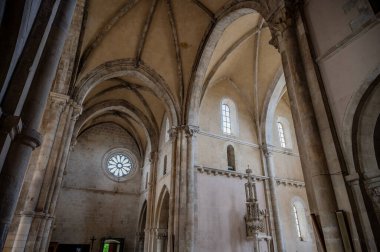 Santa Maria de Arabona, Manoppello belediyesinde (PE) 12. yüzyılın sonlarına dayanan ve 1902 yılında ulusal anıt ilan edilen bir manastır..