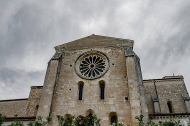 Santa Maria de Arabona, Manoppello belediyesinde (PE) 12. yüzyılın sonlarına dayanan ve 1902 yılında ulusal anıt ilan edilen bir manastır..