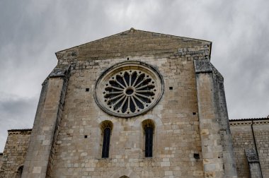 Santa Maria de Arabona, Manoppello belediyesinde (PE) 12. yüzyılın sonlarına dayanan ve 1902 yılında ulusal anıt ilan edilen bir manastır..