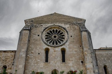Santa Maria de Arabona, Manoppello belediyesinde (PE) 12. yüzyılın sonlarına dayanan ve 1902 yılında ulusal anıt ilan edilen bir manastır..