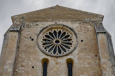 Santa Maria de Arabona, Manoppello belediyesinde (PE) 12. yüzyılın sonlarına dayanan ve 1902 yılında ulusal anıt ilan edilen bir manastır..