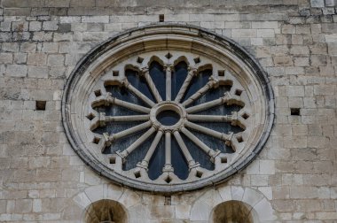 Santa Maria de Arabona, Manoppello belediyesinde (PE) 12. yüzyılın sonlarına dayanan ve 1902 yılında ulusal anıt ilan edilen bir manastır..
