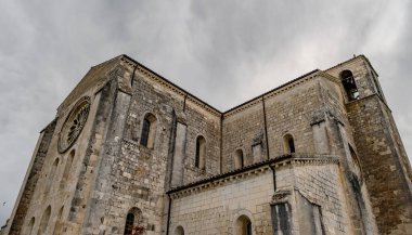 Santa Maria de Arabona, Manoppello belediyesinde (PE) 12. yüzyılın sonlarına dayanan ve 1902 yılında ulusal anıt ilan edilen bir manastır..