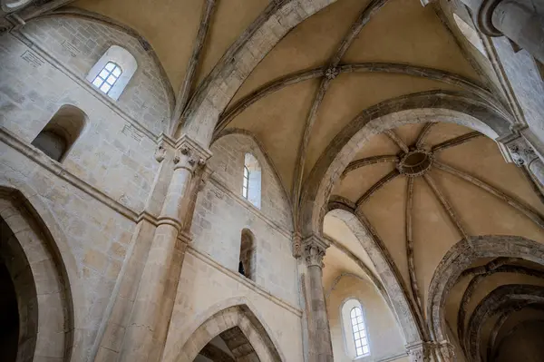 Santa Maria de Arabona, Manoppello belediyesinde (PE) 12. yüzyılın sonlarına dayanan ve 1902 yılında ulusal anıt ilan edilen bir manastır..