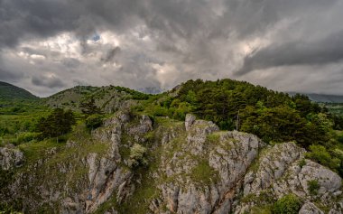 Abruzzo, Roma 'nın doğusunda Adriyatik ve Apeninler arasında yer alan bir İtalyan bölgesidir. İç bölgeler çoğunlukla ulusal parklar ve doğa rezervlerinden oluşur..