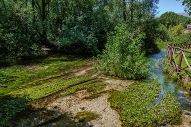 Posta Fibreno Gölü Comino Vadisi 'nde yer almaktadır. Göl, yerel faunasına ek olarak Plinio il Vecchio tarafından tanımlanmış doğal yüzen bir adanın varlığıyla da bilinir..