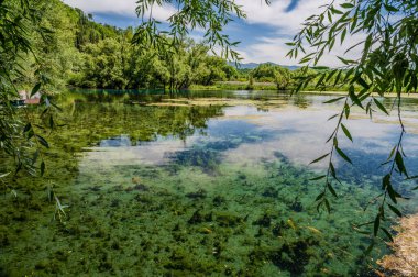 Posta Fibreno Gölü Comino Vadisi 'nde yer almaktadır. Göl, yerel faunasına ek olarak Plinio il Vecchio tarafından tanımlanmış doğal yüzen bir adanın varlığıyla da bilinir..