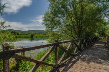 Posta Fibreno Gölü Comino Vadisi 'nde yer almaktadır. Göl, yerel faunasına ek olarak Plinio il Vecchio tarafından tanımlanmış doğal yüzen bir adanın varlığıyla da bilinir..