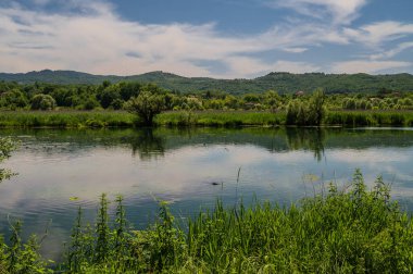 Posta Fibreno Gölü Comino Vadisi 'nde yer almaktadır. Göl, yerel faunasına ek olarak Plinio il Vecchio tarafından tanımlanmış doğal yüzen bir adanın varlığıyla da bilinir..
