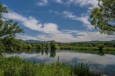 Posta Fibreno Gölü Comino Vadisi 'nde yer almaktadır. Göl, yerel faunasına ek olarak Plinio il Vecchio tarafından tanımlanmış doğal yüzen bir adanın varlığıyla da bilinir..