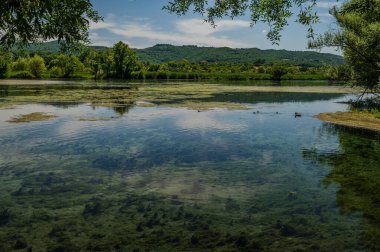 Posta Fibreno Gölü Comino Vadisi 'nde yer almaktadır. Göl, yerel faunasına ek olarak Plinio il Vecchio tarafından tanımlanmış doğal yüzen bir adanın varlığıyla da bilinir..