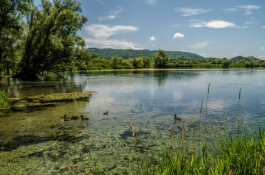 Posta Fibreno Gölü Comino Vadisi 'nde yer almaktadır. Göl, yerel faunasına ek olarak Plinio il Vecchio tarafından tanımlanmış doğal yüzen bir adanın varlığıyla da bilinir..