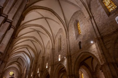 Cistercian Gothic mimarisinin en önemli İtalyan manastırlarından biridir. 1203 'te inşa edildi ve 1217' de kutsandı..