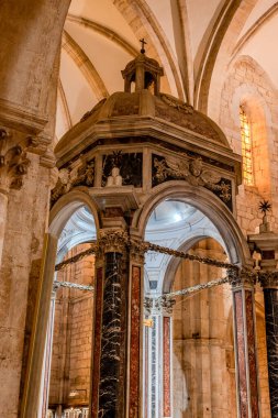 Cistercian Gothic mimarisinin en önemli İtalyan manastırlarından biridir. 1203 'te inşa edildi ve 1217' de kutsandı..