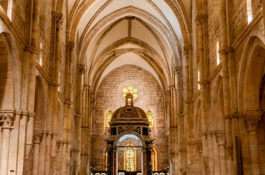 Cistercian Gothic mimarisinin en önemli İtalyan manastırlarından biridir. 1203 'te inşa edildi ve 1217' de kutsandı..
