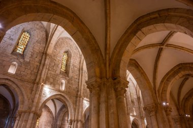 Cistercian Gothic mimarisinin en önemli İtalyan manastırlarından biridir. 1203 'te inşa edildi ve 1217' de kutsandı..