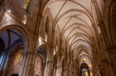 Cistercian Gothic mimarisinin en önemli İtalyan manastırlarından biridir. 1203 'te inşa edildi ve 1217' de kutsandı..