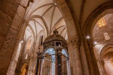 Cistercian Gothic mimarisinin en önemli İtalyan manastırlarından biridir. 1203 'te inşa edildi ve 1217' de kutsandı..