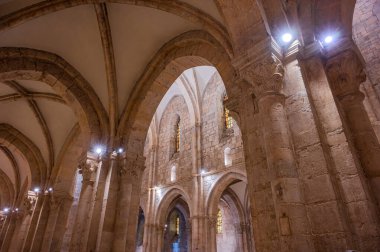 Cistercian Gothic mimarisinin en önemli İtalyan manastırlarından biridir. 1203 'te inşa edildi ve 1217' de kutsandı..