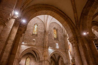 Cistercian Gothic mimarisinin en önemli İtalyan manastırlarından biridir. 1203 'te inşa edildi ve 1217' de kutsandı..
