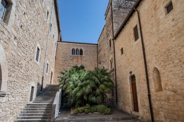 Cistercian Gothic mimarisinin en önemli İtalyan manastırlarından biridir. 1203 'te inşa edildi ve 1217' de kutsandı..