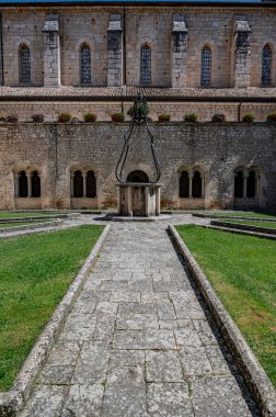 Cistercian Gothic mimarisinin en önemli İtalyan manastırlarından biridir. 1203 'te inşa edildi ve 1217' de kutsandı..