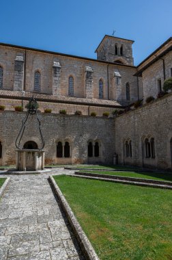 Cistercian Gothic mimarisinin en önemli İtalyan manastırlarından biridir. 1203 'te inşa edildi ve 1217' de kutsandı..