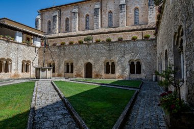 Cistercian Gothic mimarisinin en önemli İtalyan manastırlarından biridir. 1203 'te inşa edildi ve 1217' de kutsandı..