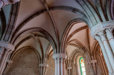 Cistercian Gothic mimarisinin en önemli İtalyan manastırlarından biridir. 1203 'te inşa edildi ve 1217' de kutsandı..