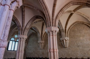 Cistercian Gothic mimarisinin en önemli İtalyan manastırlarından biridir. 1203 'te inşa edildi ve 1217' de kutsandı..