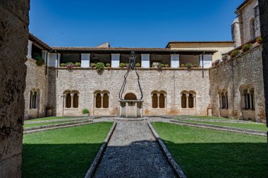 Cistercian Gothic mimarisinin en önemli İtalyan manastırlarından biridir. 1203 'te inşa edildi ve 1217' de kutsandı..