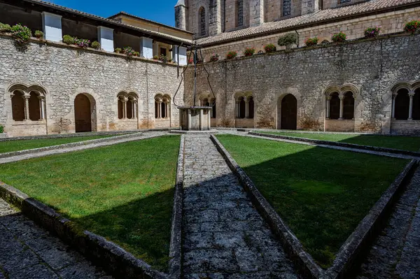 Cistercian Gothic mimarisinin en önemli İtalyan manastırlarından biridir. 1203 'te inşa edildi ve 1217' de kutsandı..