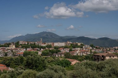 Roccamonfina volkanik kütlesinin yamaçlarında yer alan Roma öncesi kökenli bir kasaba. Tarihi merkezin görüntüsü.