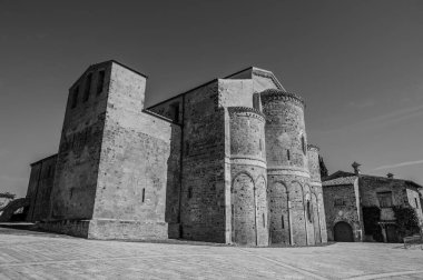 Adriyatik Denizi 'ne bakan bir tepenin üzerindeki Fossacesia belediyesinde bulunan bir Hıristiyan manastırı. Kompleks bir bazilika ve yakınlardaki bir manastırdan oluşuyor..